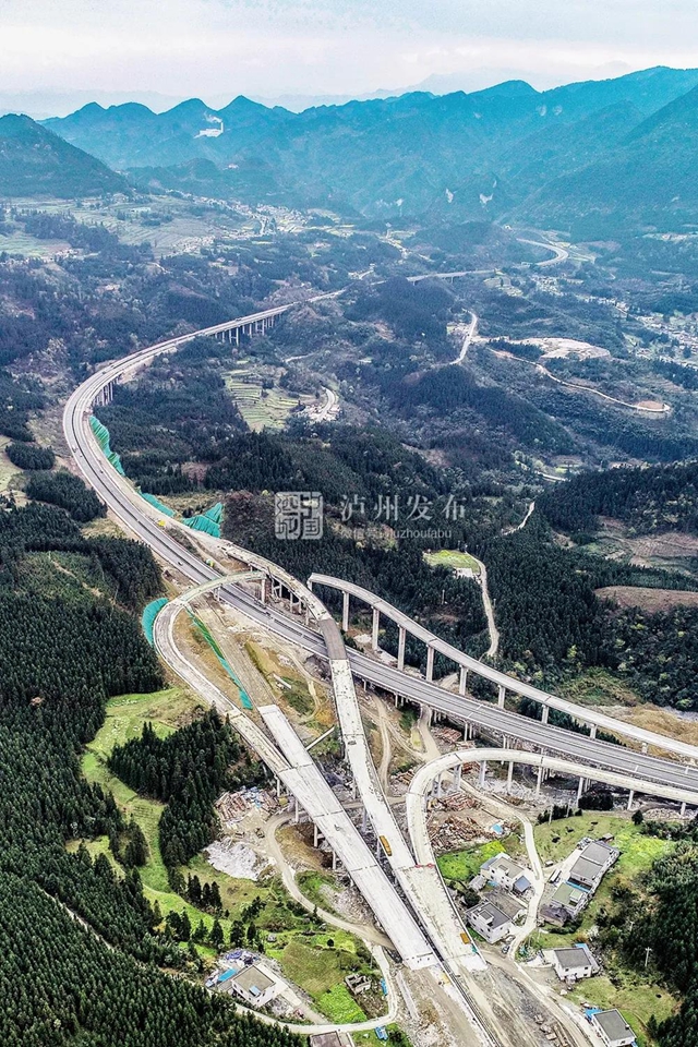 截至目前,叙威高速全路段路基,31座桥涵,9座隧道工程已全部完成;工人