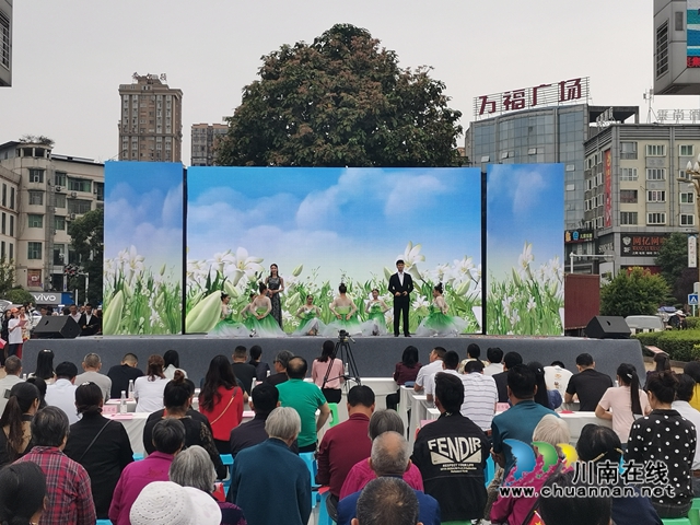 泸县百团演艺启动“永远跟党走”颂党恩文艺演出活动(图3)