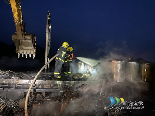 泸州：货车高速路隧道入口起火燃烧，消防出动“水龙”灭火(图3)