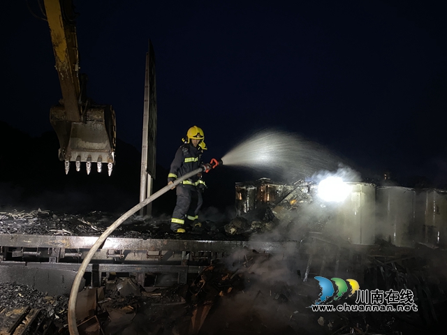 泸州：货车高速路隧道入口起火燃烧，消防出动“水龙”灭火(图4)