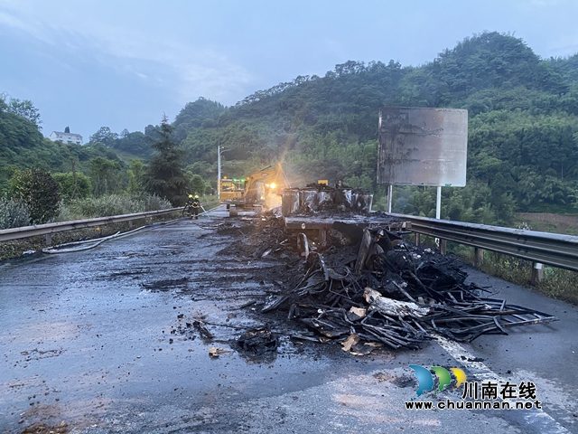 泸州：货车高速路隧道入口起火燃烧，消防出动“水龙”灭火(图6)