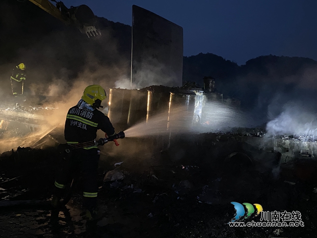 泸州：货车高速路隧道入口起火燃烧，消防出动“水龙”灭火(图5)