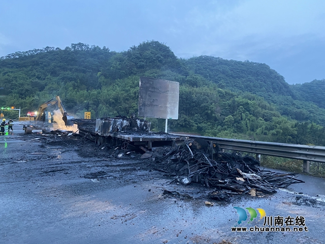 泸州：货车高速路隧道入口起火燃烧，消防出动“水龙”灭火(图9)