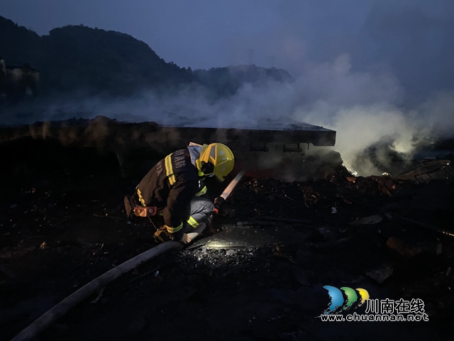 泸州：货车高速路隧道入口起火燃烧，消防出动“水龙”灭火(图7)