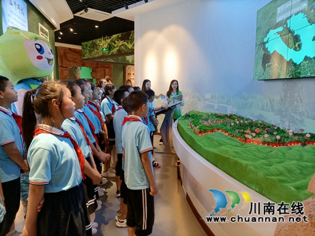 泸州市2021年“国际生物多样性日”主题宣传暨环保研学活动在叙永水尾启动(图2) 泸州市2021年“国际生物多样性日”主题宣传暨环保研学活动在叙永水尾启动(图2)