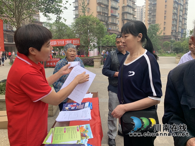 江阳区华阳街道龙腾社区:开展新冠疫苗接种宣传,筑牢疫情防控防线(图2) 江阳区华阳街道龙腾社区:开展新冠疫苗接种宣传,筑牢疫情防控防线(图2)