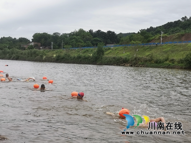 泸县、荣昌两地举行"践行全民健身.喜迎建党一百周年"游泳比赛(图2)