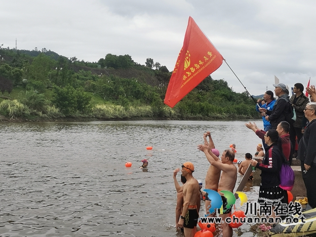 泸县、荣昌两地举行"践行全民健身.喜迎建党一百周年"游泳比赛(图5)