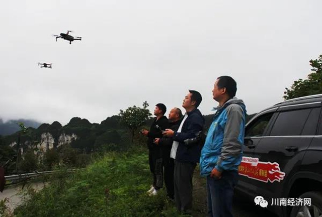 纪录片《航拍赤水河》摄制组“天坑”深处就午餐(图1)