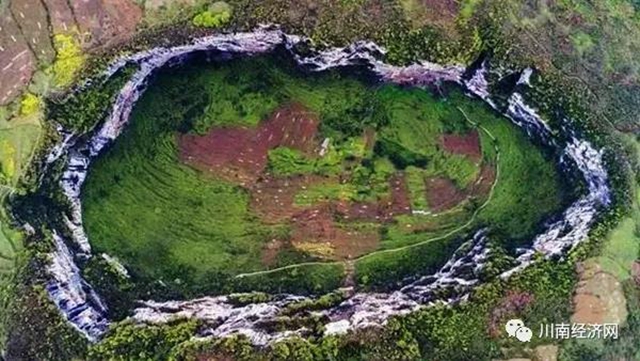 纪录片《航拍赤水河》摄制组“天坑”深处就午餐(图2)