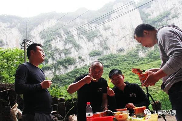 纪录片《航拍赤水河》摄制组“天坑”深处就午餐(图5)