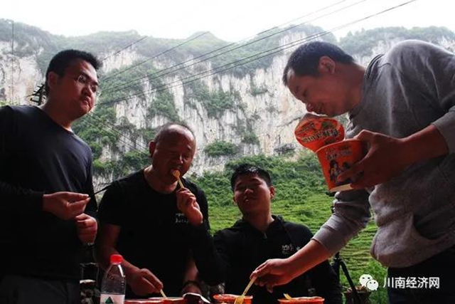 纪录片《航拍赤水河》摄制组“天坑”深处就午餐(图7)