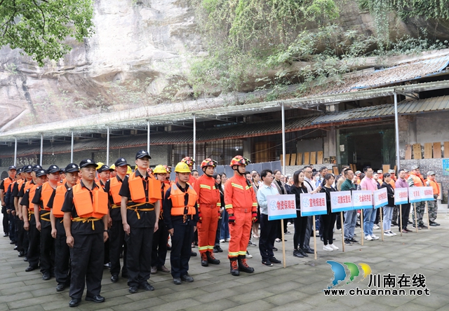 未雨绸缪，以练备战！龙马潭区罗汉街道举行防洪防汛应急救援演练(图2)