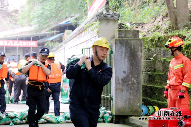 未雨绸缪，以练备战！龙马潭区罗汉街道举行防洪防汛应急救援演练(图3)