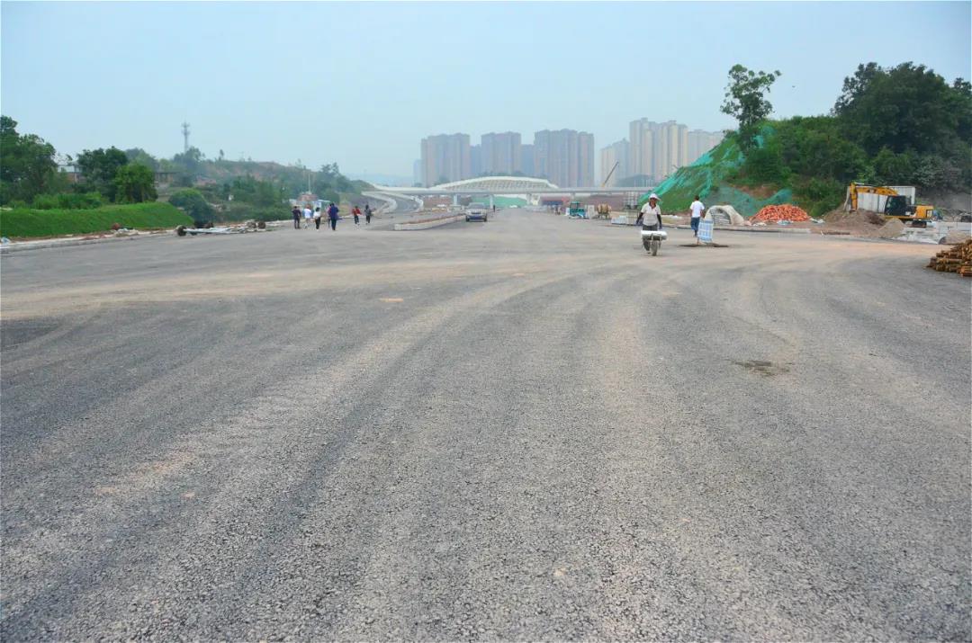 泸州高铁站周边配套市政道路进入后期施工(图1)