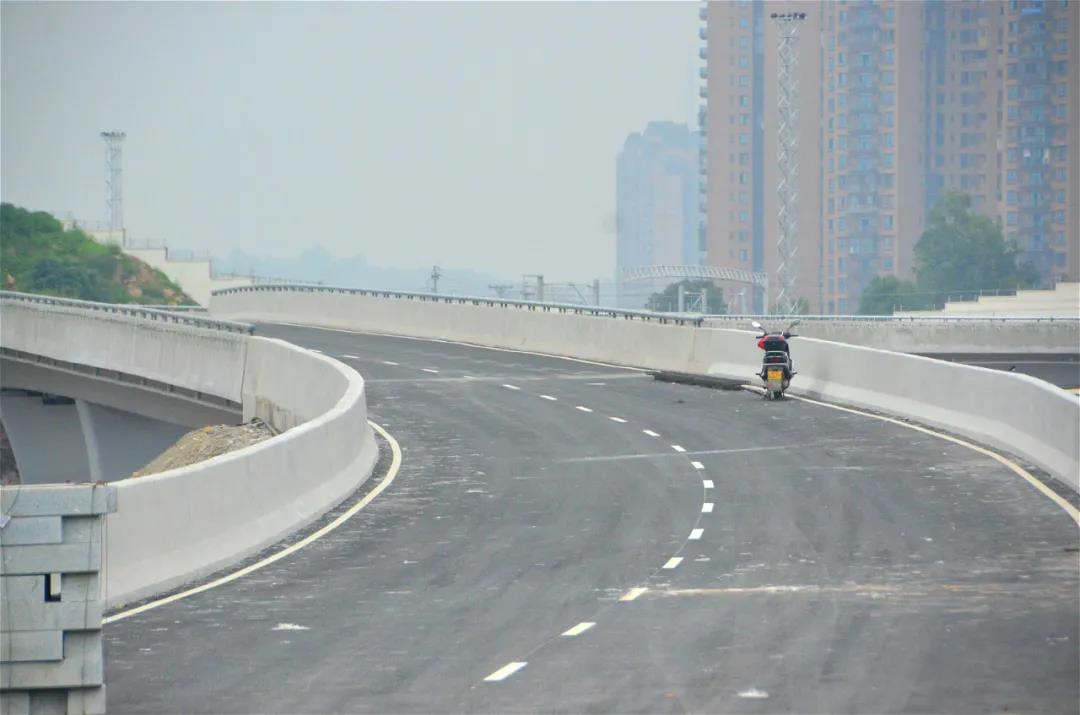 泸州高铁站周边配套市政道路进入后期施工(图3)