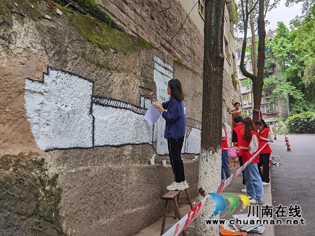江阳区大山坪街道麻柳湾社区开展老旧小区墙体彩绘志愿服务活动(图2)