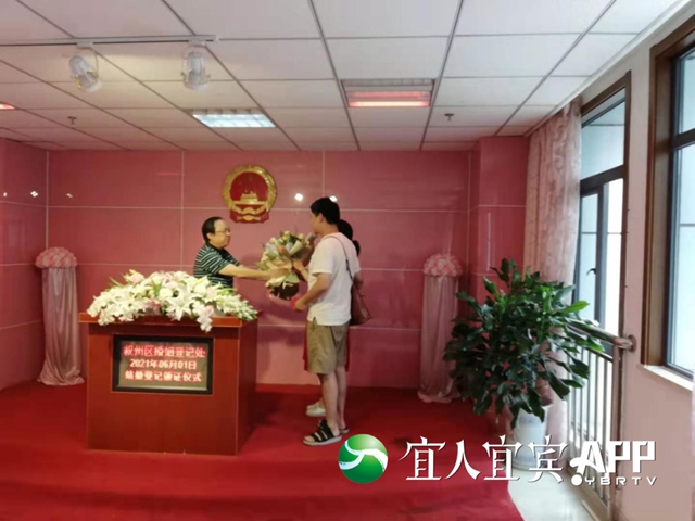 跨省通办首日 四川省第一个“红本本”在宜宾叙州区发出(图3)