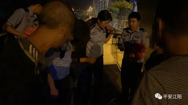 不要放！ 凌晨的泸州国窖大桥上，他们死死抓住她的手……(图6)