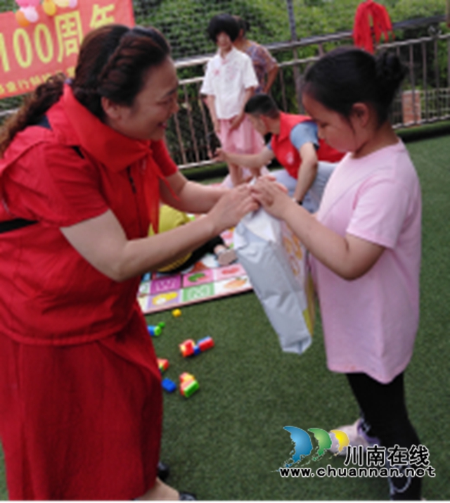 泸州:让你我她闪动“爱心”,让残疾儿童“笑起来”!(图23) 泸州:让你我她闪动“爱心”,让残疾儿童“笑起来”!(图23)