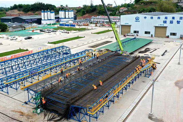 高铁新进展!渝昆高铁川渝段首孔箱梁成功浇筑(图2) 高铁新进展!渝昆高铁川渝段首孔箱梁成功浇筑(图2)