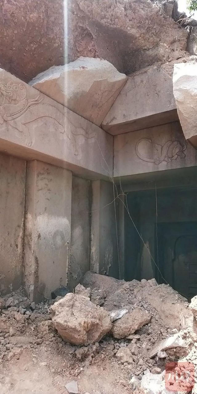 富顺一工地发现古墓！墓门雕刻非常精美(图1)