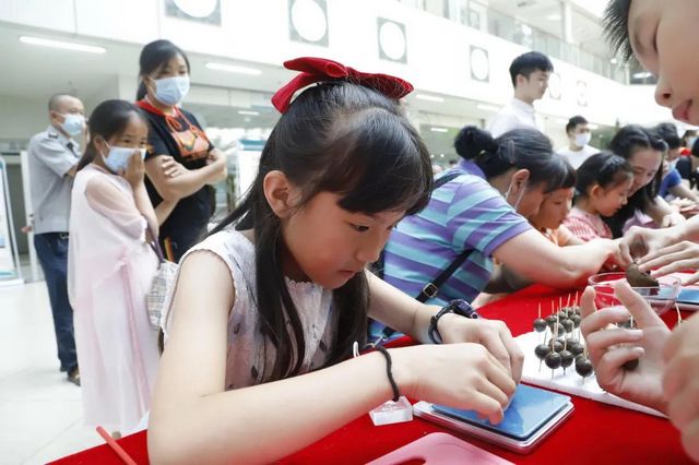 泸州：传承国粹学中医，天使宝贝做香丸(图16)