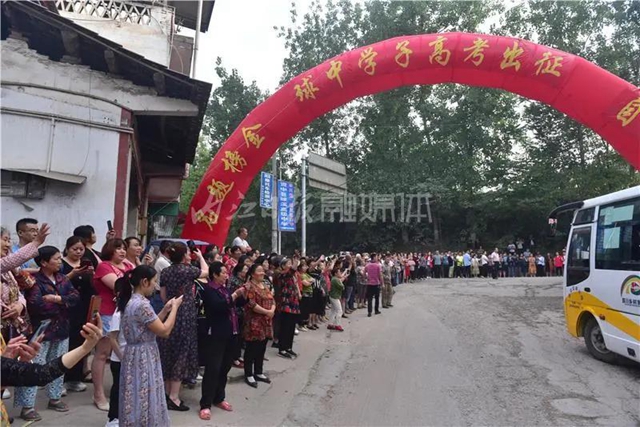千余名学生赴考，66辆专车护航，内江“毛坦厂”中学迎来高考(图9)