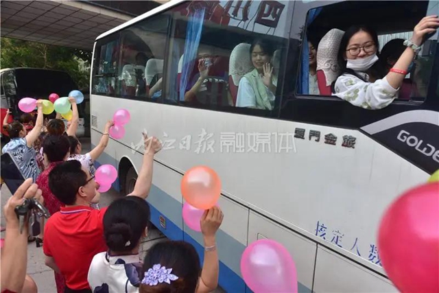 千余名学生赴考，66辆专车护航，内江“毛坦厂”中学迎来高考(图10)