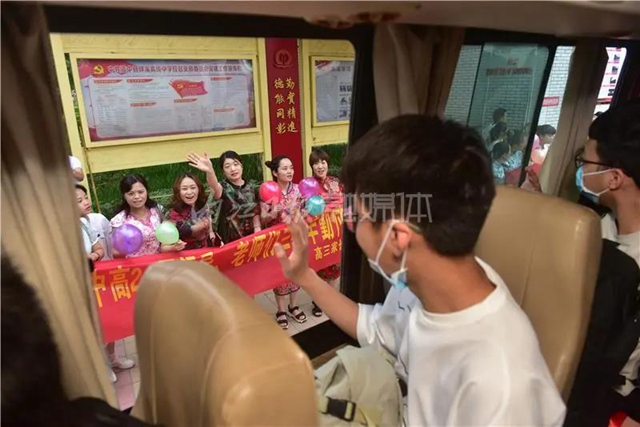 千余名学生赴考，66辆专车护航，内江“毛坦厂”中学迎来高考(图12)