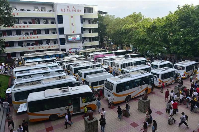 千余名学生赴考，66辆专车护航，内江“毛坦厂”中学迎来高考(图14)