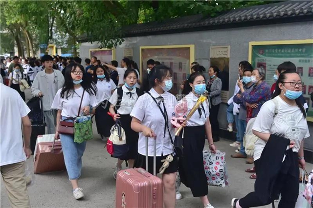 千余名学生赴考，66辆专车护航，内江“毛坦厂”中学迎来高考(图18)