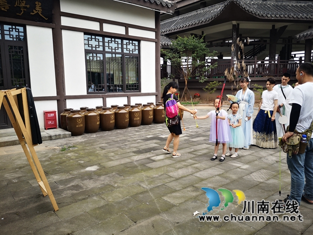 纳溪：着汉服、吃粽子、品茗茶……一场在网红公园的端午传统文化体验活动点燃“国潮热”(图5)