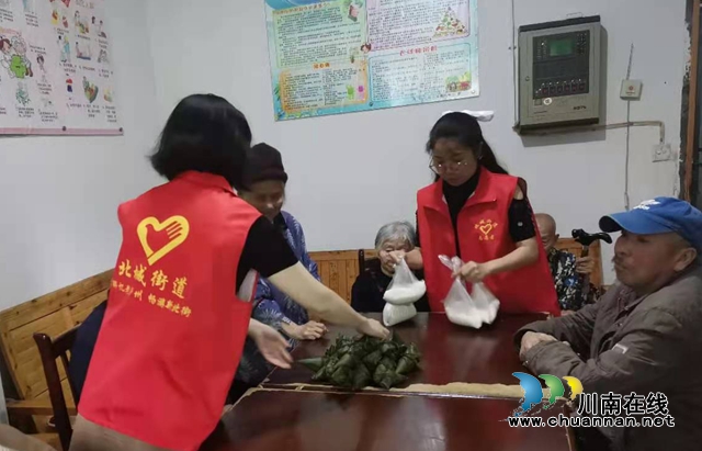 江阳区北城街道:城管队员献爱心,粽子送给敬老院(图2) 江阳区北城街道:城管队员献爱心,粽子送给敬老院(图2)