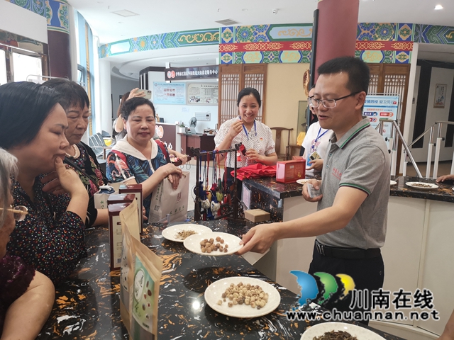 “我有一首诗,想要献给党”,龙马潭区红星街道龙桥子社区侨胞侨开展学党史讲侨史座谈会(图3) “我有一首诗,想要献给党”,龙马潭区红星街道龙桥子社区侨胞侨开展学党史讲侨史座谈会(图3)
