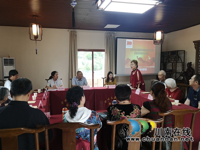 “我有一首诗,想要献给党”,龙马潭区红星街道龙桥子社区侨胞侨开展学党史讲侨史座谈会(图2) “我有一首诗,想要献给党”,龙马潭区红星街道龙桥子社区侨胞侨开展学党史讲侨史座谈会(图2)