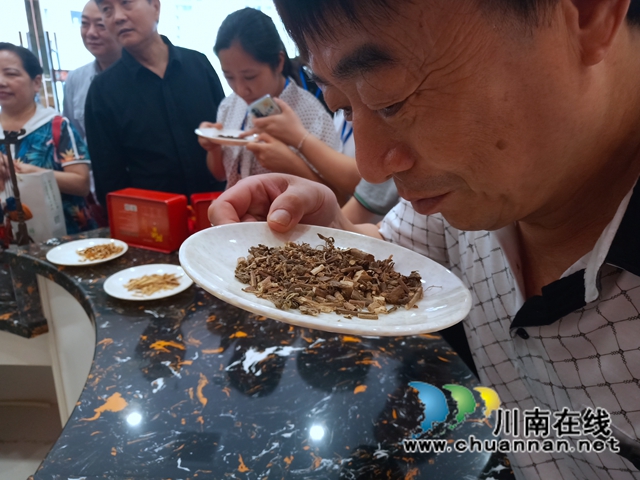 “我有一首诗,想要献给党”,龙马潭区红星街道龙桥子社区侨胞侨开展学党史讲侨史座谈会(图4) “我有一首诗,想要献给党”,龙马潭区红星街道龙桥子社区侨胞侨开展学党史讲侨史座谈会(图4)