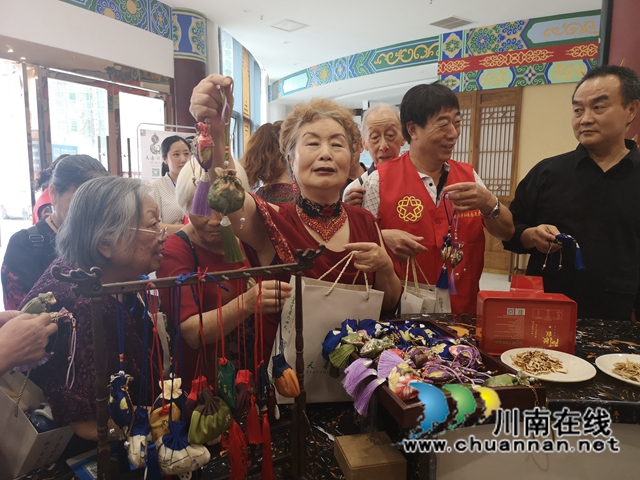 “我有一首诗,想要献给党”,龙马潭区红星街道龙桥子社区侨胞侨开展学党史讲侨史座谈会(图5) “我有一首诗,想要献给党”,龙马潭区红星街道龙桥子社区侨胞侨开展学党史讲侨史座谈会(图5)