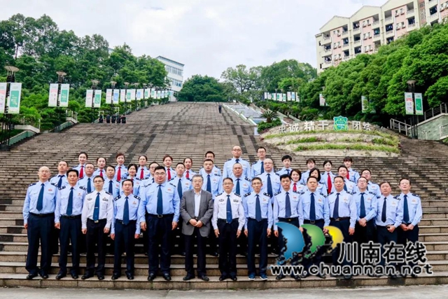 “校·税”合作签约暨“校园税收普法基地”授牌仪式在四川警察学院举行(图6) “校·税”合作签约暨“校园税收普法基地”授牌仪式在四川警察学院举行(图6)
