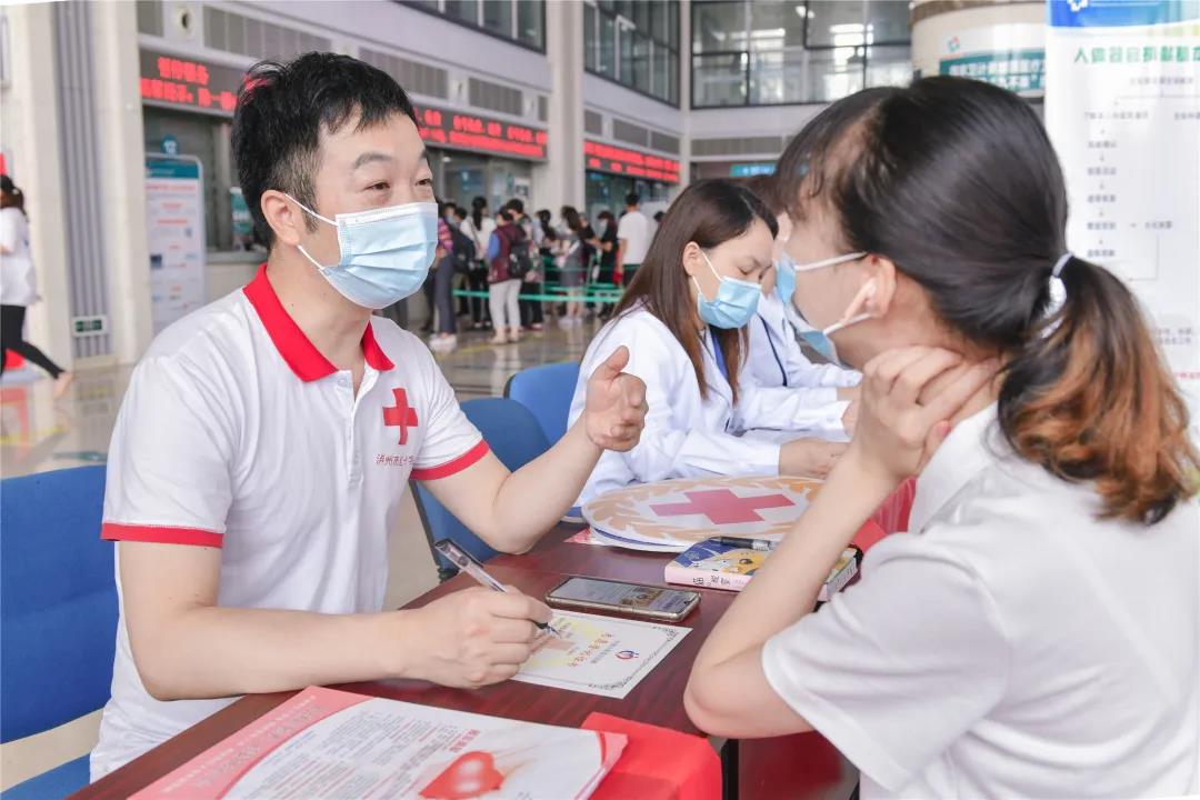 她只是路过,却从医院带走了一张“有份量”的证书!(图8) 她只是路过,却从医院带走了一张“有份量”的证书!(图8)