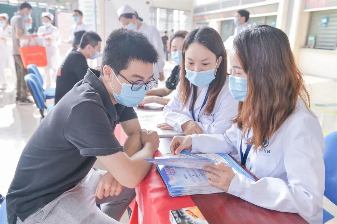 她只是路过,却从医院带走了一张“有份量”的证书!(图5) 她只是路过,却从医院带走了一张“有份量”的证书!(图5)