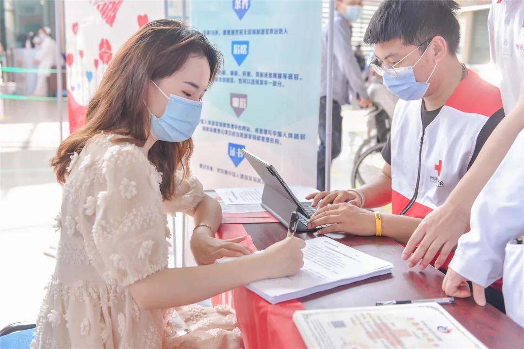 她只是路过,却从医院带走了一张“有份量”的证书!(图7) 她只是路过,却从医院带走了一张“有份量”的证书!(图7)