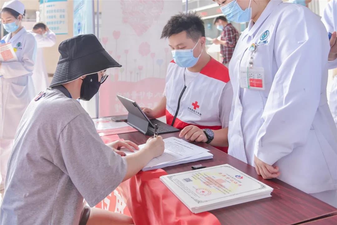 她只是路过,却从医院带走了一张“有份量”的证书!(图6) 她只是路过,却从医院带走了一张“有份量”的证书!(图6)