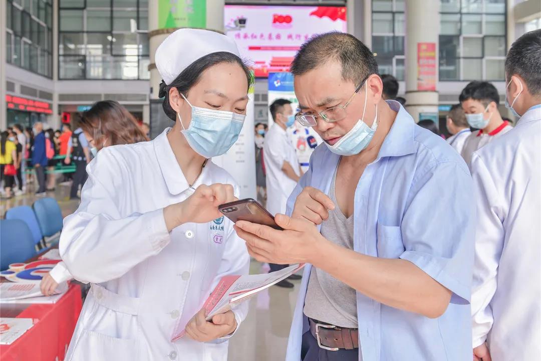 她只是路过,却从医院带走了一张“有份量”的证书!(图4) 她只是路过,却从医院带走了一张“有份量”的证书!(图4)