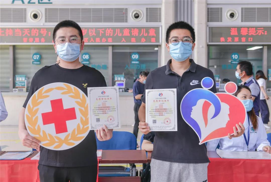 她只是路过,却从医院带走了一张“有份量”的证书!(图3) 她只是路过,却从医院带走了一张“有份量”的证书!(图3)