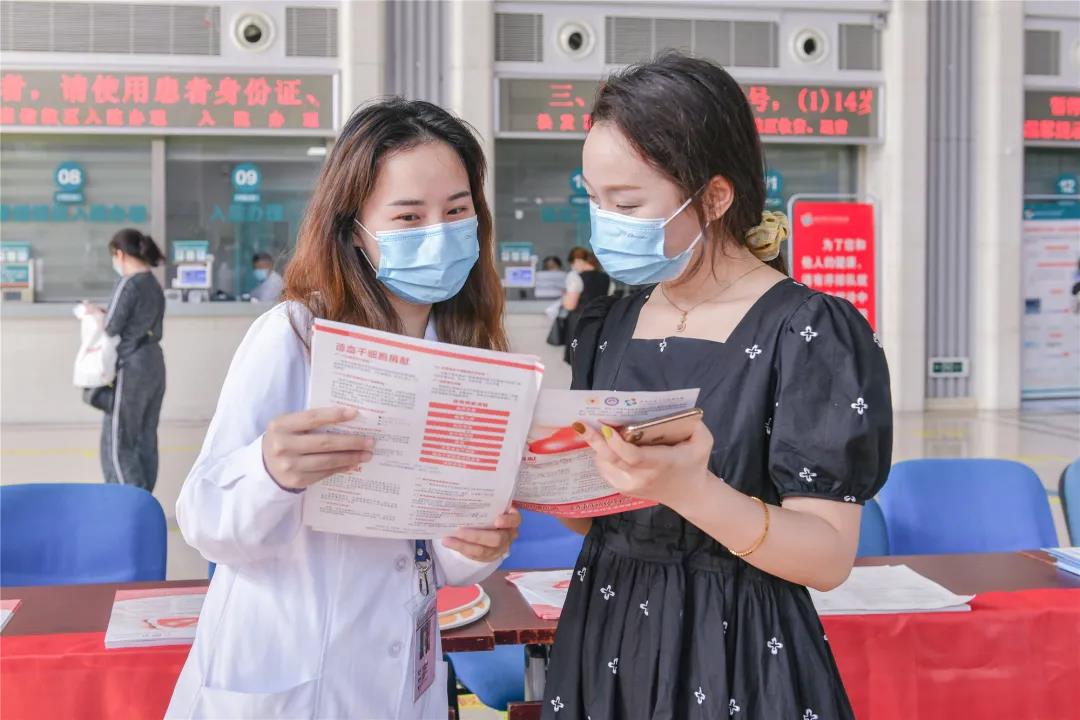 她只是路过,却从医院带走了一张“有份量”的证书!(图2) 她只是路过,却从医院带走了一张“有份量”的证书!(图2)