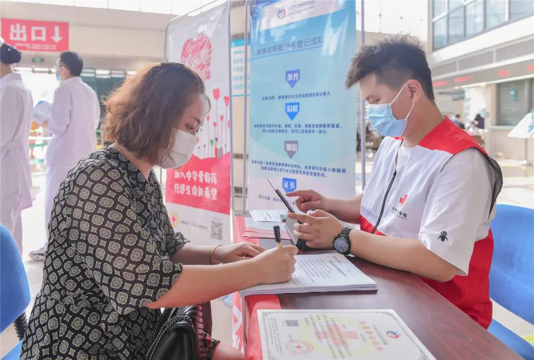 她只是路过,却从医院带走了一张“有份量”的证书!(图11) 她只是路过,却从医院带走了一张“有份量”的证书!(图11)