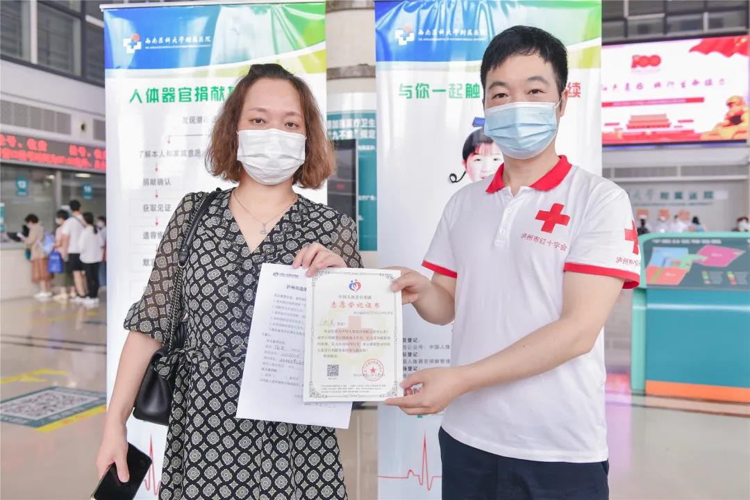她只是路过,却从医院带走了一张“有份量”的证书!(图10) 她只是路过,却从医院带走了一张“有份量”的证书!(图10)