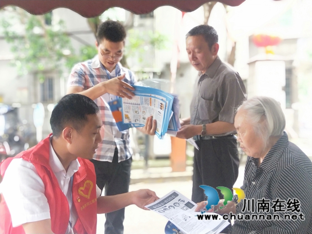泸县:“反电诈&禁毒”防控宣传进社区(图2) 泸县:“反电诈&禁毒”防控宣传进社区(图2)