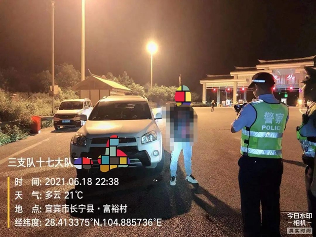 女司机开车被老公嫌弃速度慢，刚换座位就被宜宾交警拦下！原因……